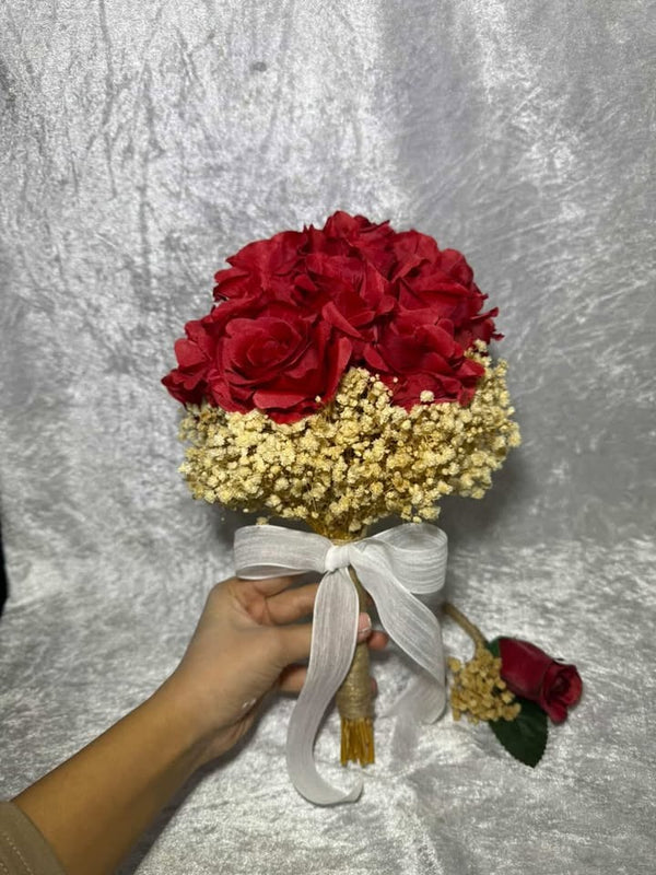 Булчински букет с червени рози и златисти акценти 🌹