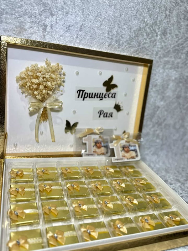Персонализирана кутия с 24 шоколадови бонбона в бяло и златно 