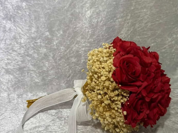 Булчински букет с червени рози и златисти акценти 🌹