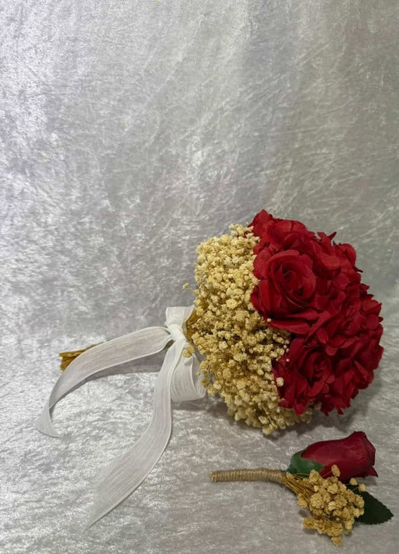 Булчински букет с червени рози и златисти акценти 🌹
